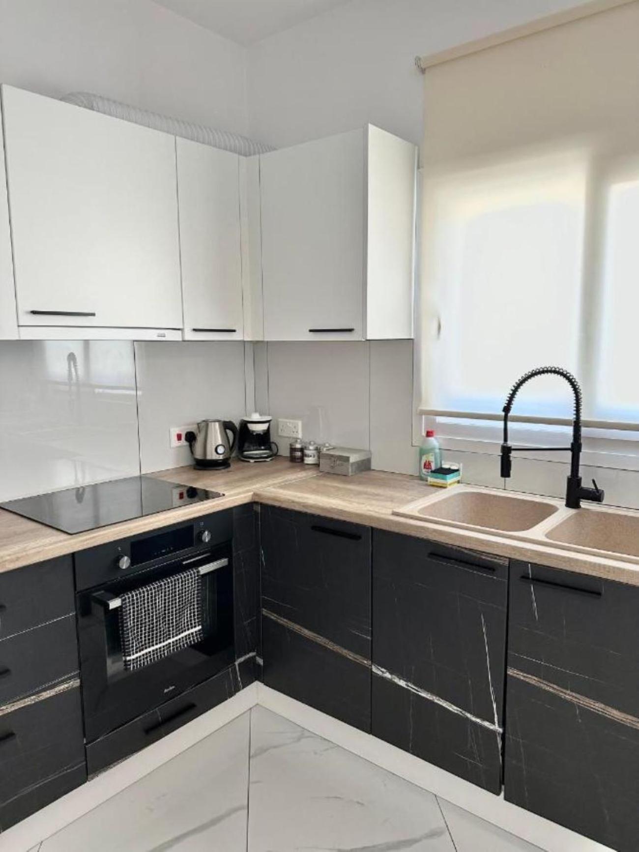 H&O Boulevard Breeze Apartment! Paphos Extérieur photo