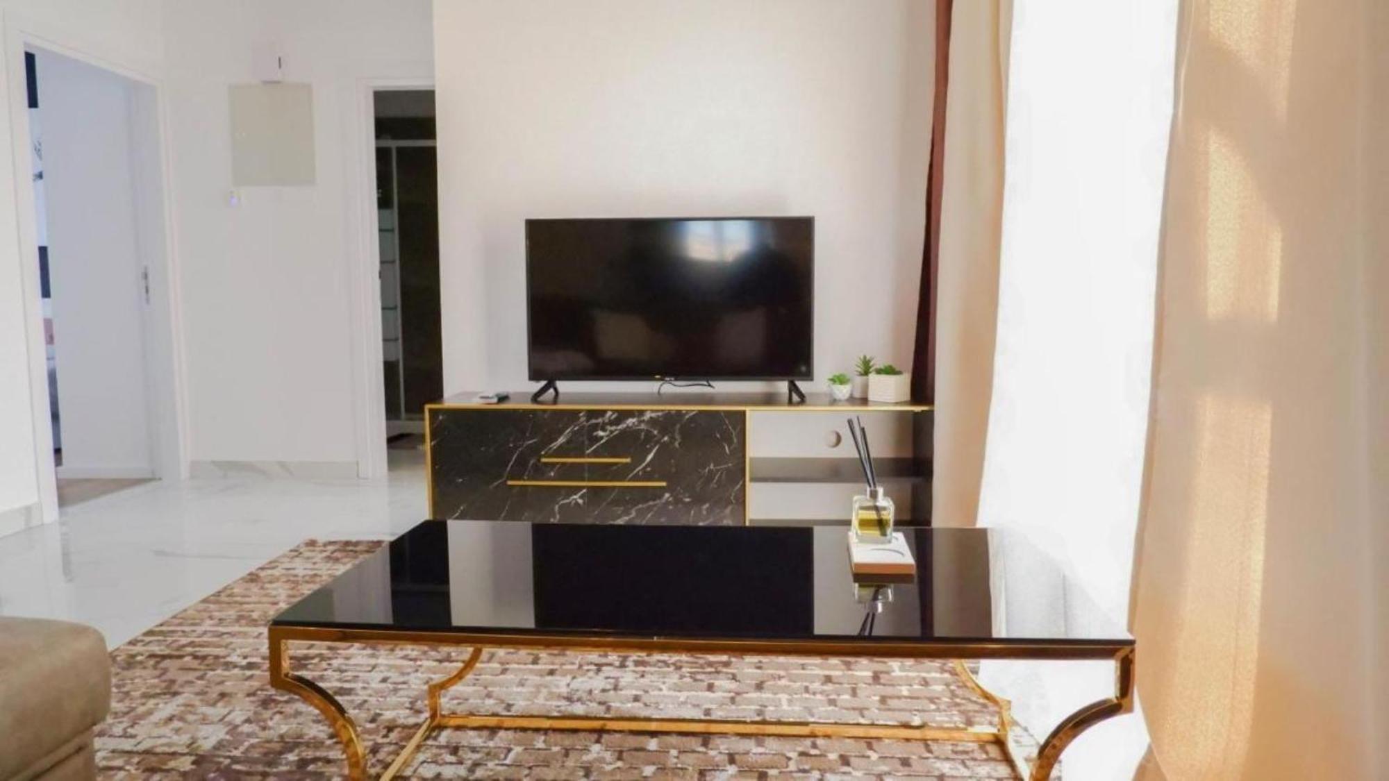 H&O Boulevard Breeze Apartment! Paphos Extérieur photo